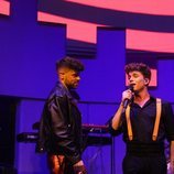 Raoul y Ricky cantando 'Man World' en el 3Tour