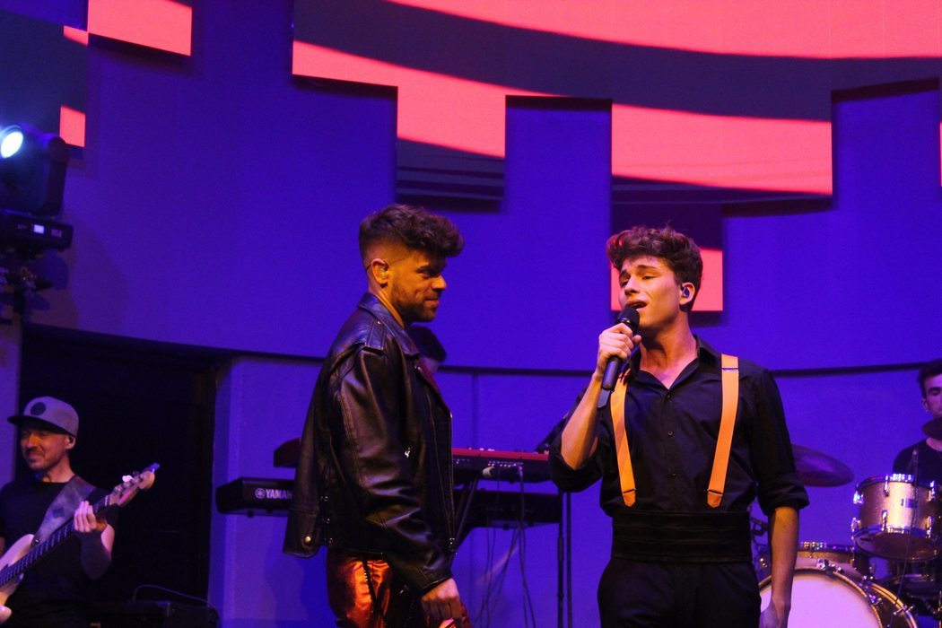 Raoul y Ricky cantando 'Man World' en el 3Tour