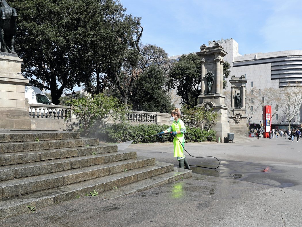 Los profesionales desinfectan las calles de Barcelona