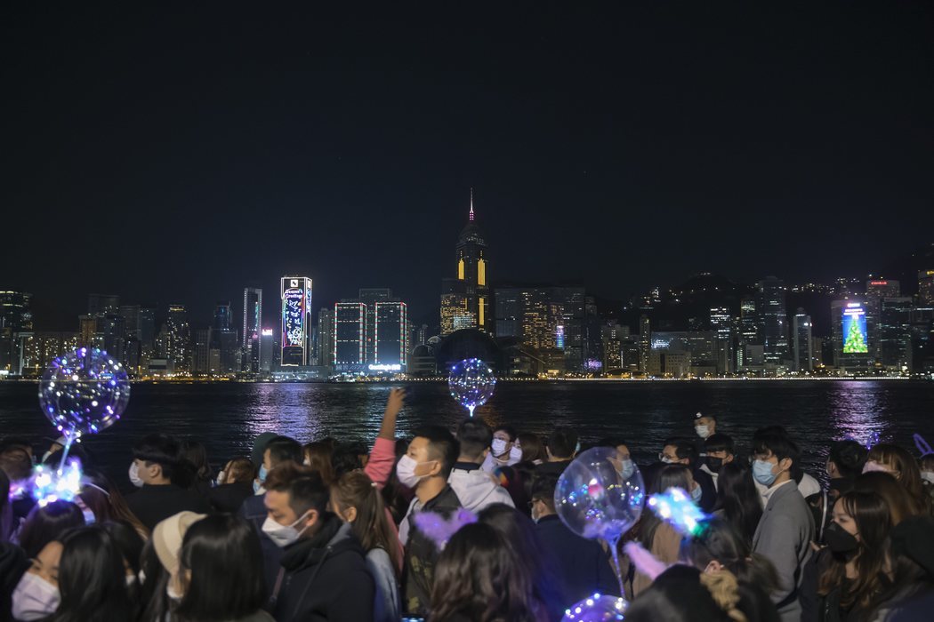 Fuegos artificiales virtuales para recibir 2021 en Hong Kong