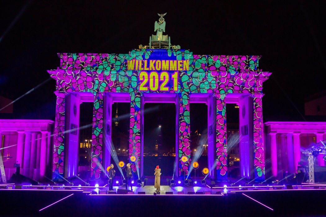 Show sin espectadores en la Puerta de Brandenburgo en Berlín