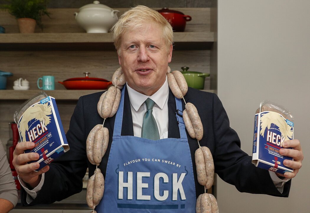 Boris Johnson posa con unas salchichas que llevan su nombre