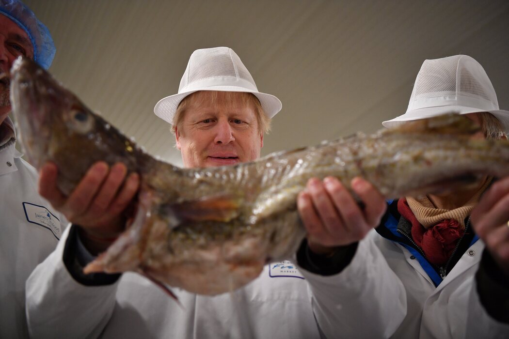 Boris Johnson con un pescado