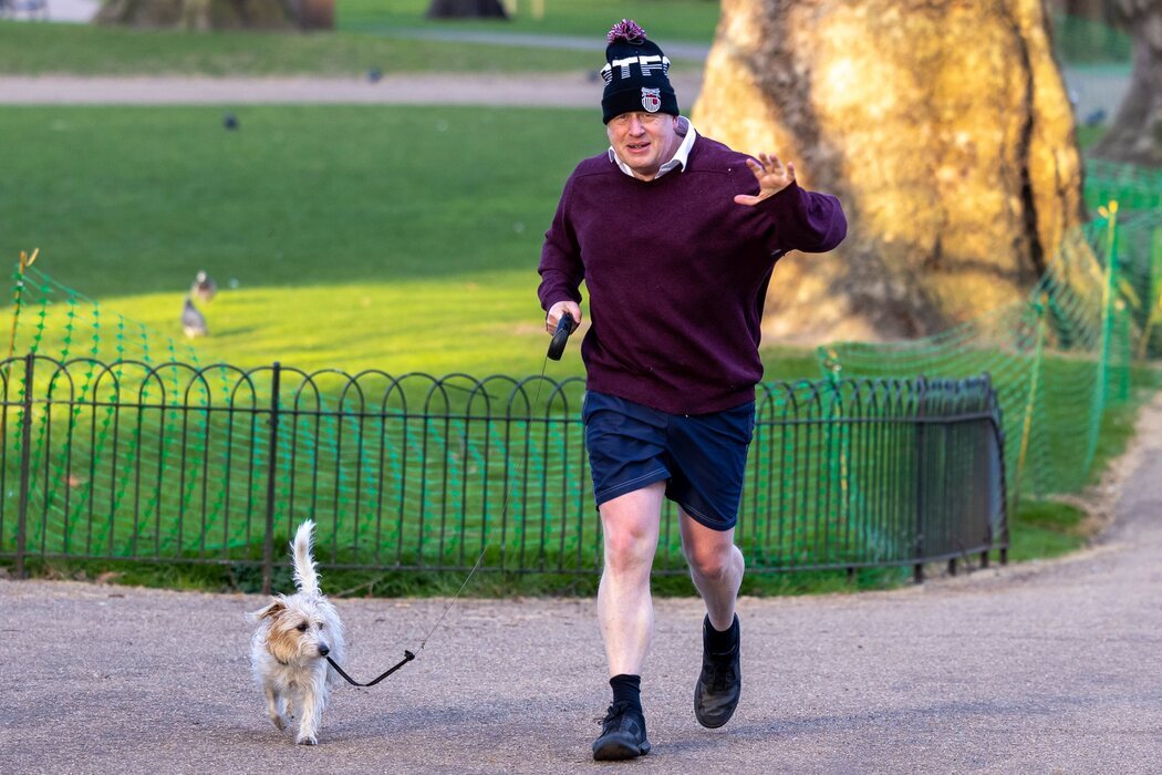 Johnson, de paseo con su perro