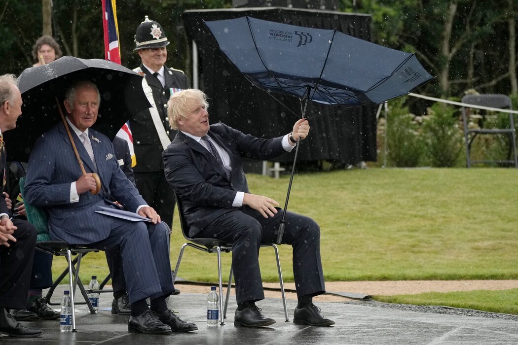 Boris Johnson tiene problemas con su paragüas