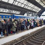 Miles de personas esperan un tren en Ucrania para huir de la guerra a Polonia