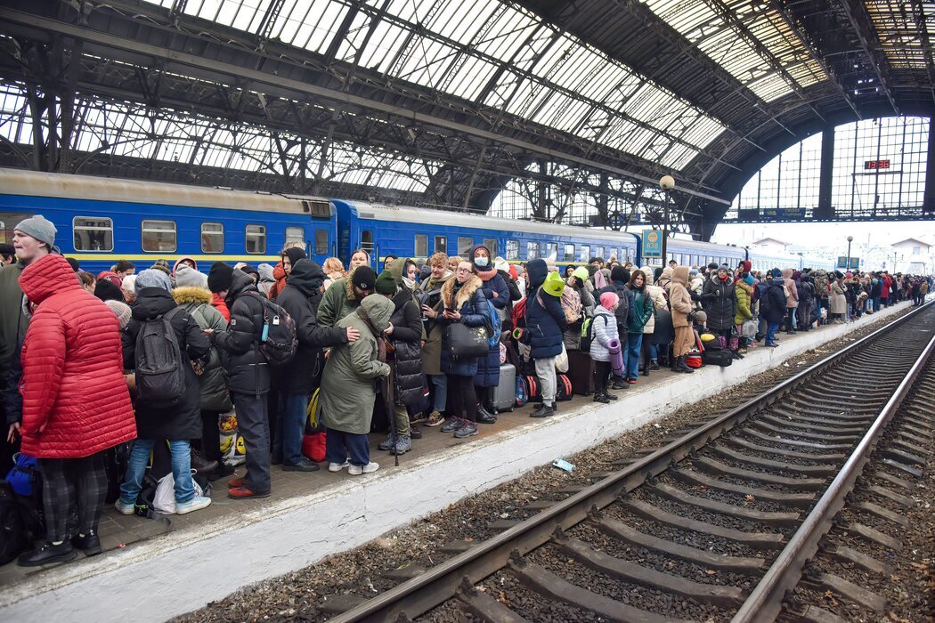 Miles de personas esperan un tren en Ucrania para huir de la guerra a Polonia