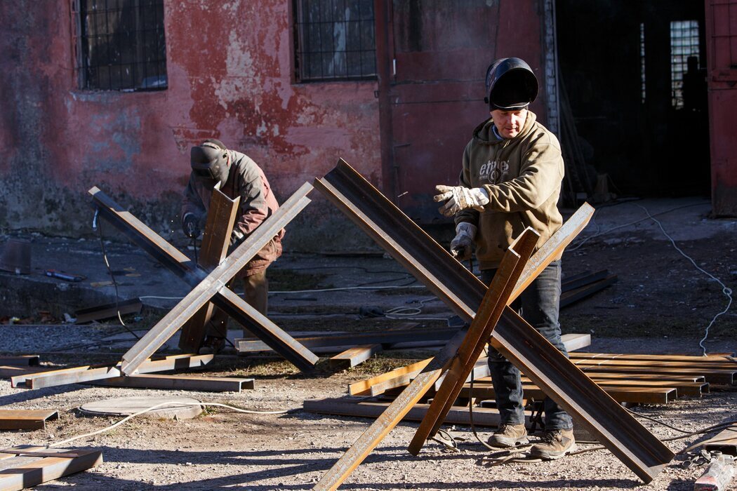 En Úzhgorod, al oeste de Ucrania,  preparan erizos metálicos antitanque