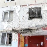 Edificio de la ciudad ucraniana de Járkov muy dañado por los bombardeos rusos