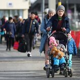 Familias enteras cruzan la frontera con Polonia huyendo de la guerra en Ucrania