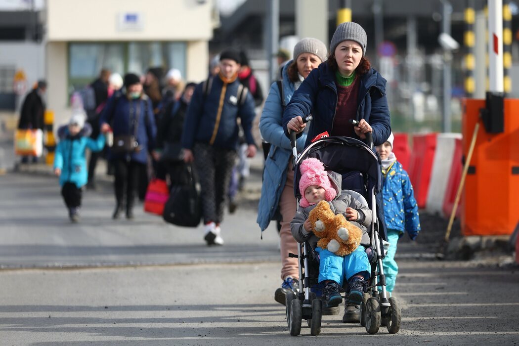 Familias enteras cruzan la frontera con Polonia huyendo de la guerra en Ucrania