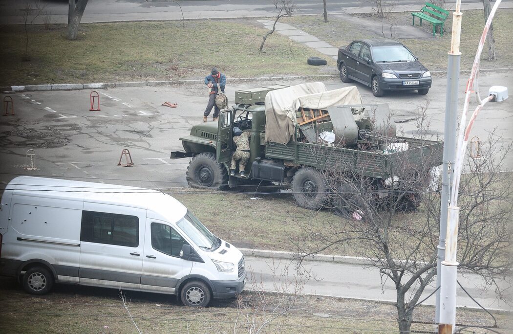 Vehículo ruso es disparado por fuerzas ucranianas en Kiev