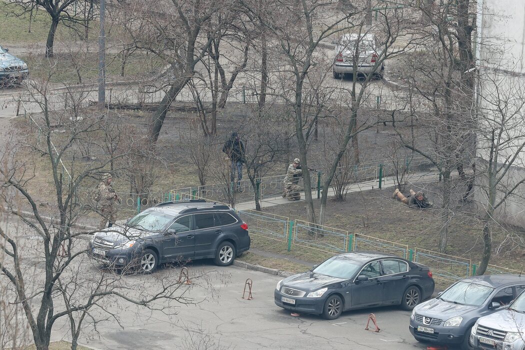 La defensa ucraniana toma posiciones en Kiev ante los ataques rusos