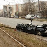 Un vehículo civil conducido por fuerzas rusas fue destruido en Kiev