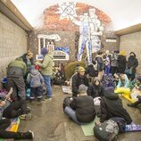 Miles de personas se han refugiado en el metro de Kiev ante el temor de los bombardeos de Rusia
