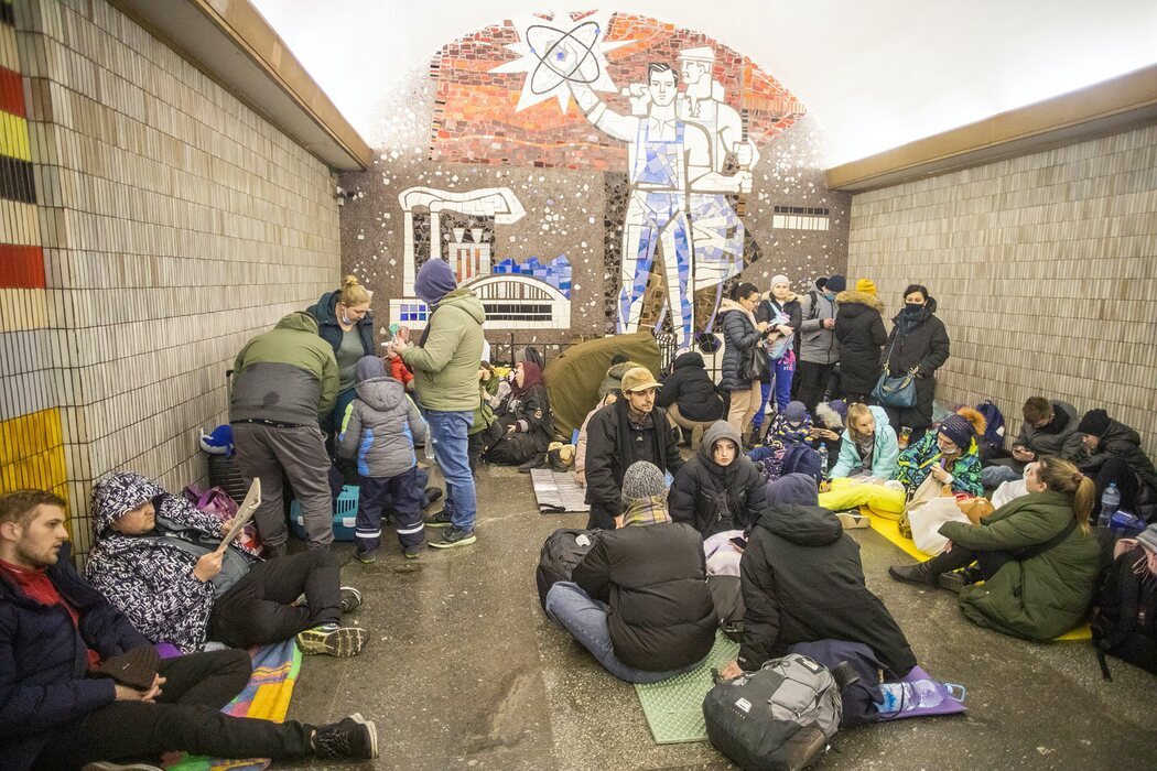 Miles de personas se han refugiado en el metro de Kiev ante el temor de los bombardeos de Rusia