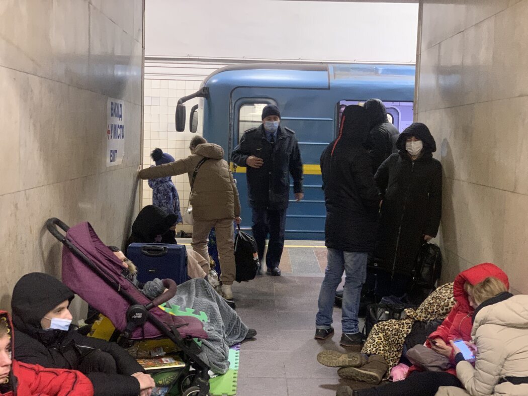 Los bombardeos rusos en Kiev ha llevado a miles de personas a refugiarse en el metro