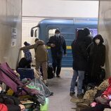 Los bombardeos rusos en Kiev ha llevado a miles de personas a refugiarse en el metro