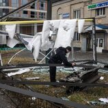 Policía ucraniana analiza los restos de un arma militar en las calles de Kiev