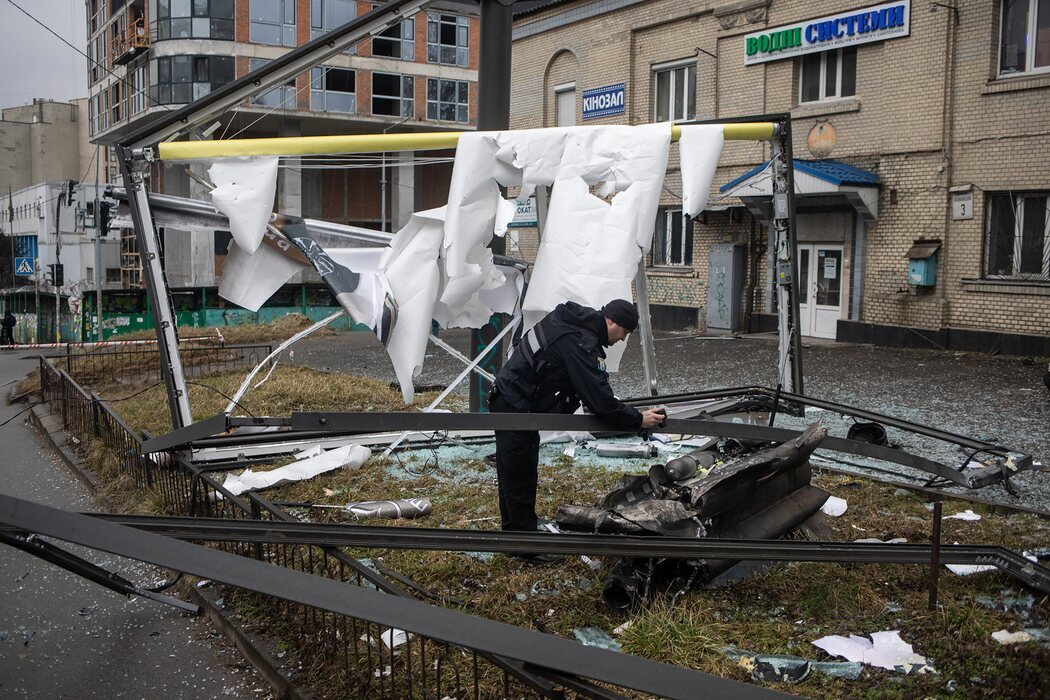 Policía ucraniana analiza los restos de un arma militar en las calles de Kiev