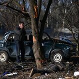 Llora a un ser querido, víctima del bombardeo ruso en Chugúyev (Ucrania)