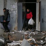 Vecinos de Chugúyev evacuan con sus pertenencias un edificio residencial tras el bombardeo ruso