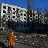 Edificio de apartamentos dañado por el bombardeo ruso en la ciudad ucraniana de Chugúyev