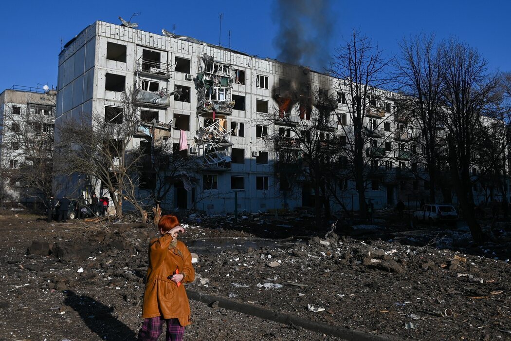 Edificio de apartamentos dañado por el bombardeo ruso en la ciudad ucraniana de Chugúyev