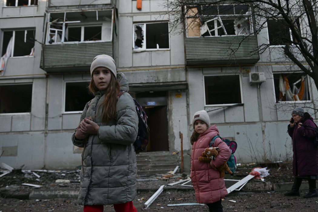 Niñas evacuados tras el bombardeo ruso a su hogar