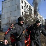 Policía ucraniana y servicios de emergencia atienden a los heridos tras un bombafrdeo ruso