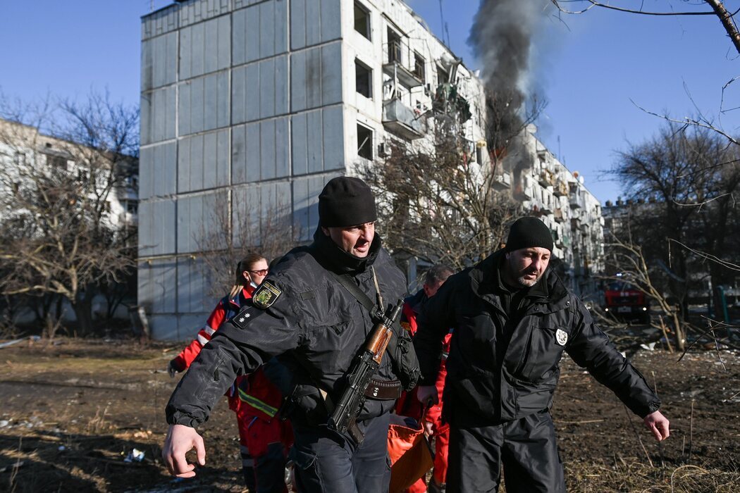 Policía ucraniana y servicios de emergencia atienden a los heridos tras un bombafrdeo ruso
