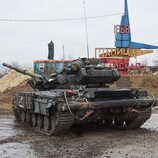 Tanque cerca del puesto de control de salida de Lugansk