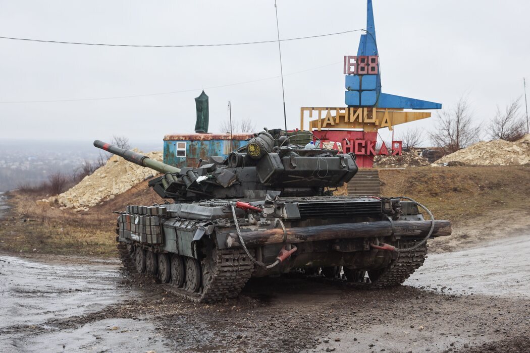 Tanque cerca del puesto de control de salida de Lugansk