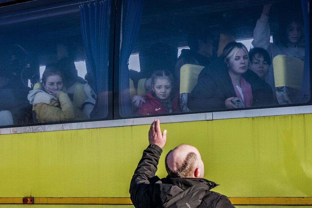 Mujeres y niños huyendo de Ucrania