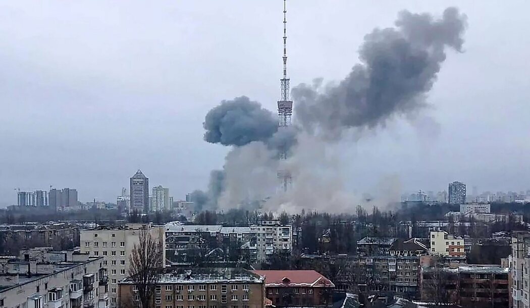Rusia bombardea la antena de televisión de Kiev