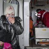 Una niña, herida en el bombardeo de Mariupol, al este de Ucrania