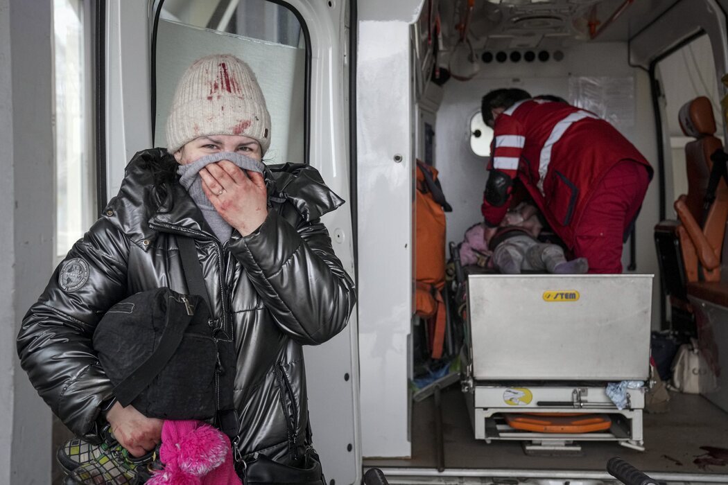 Una niña, herida en el bombardeo de Mariupol, al este de Ucrania