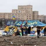 Carpa de voluntarios después de que un misil ruso cayera sobre un edificio de la Administración de Járkov