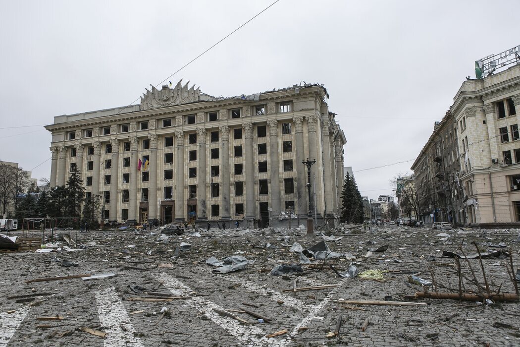 Edificio de la Administración Estatal Regional de Járkov es atacado con un misil ruso