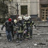 Rescatando heridos y víctimas tras el ataque ruso con misil a un edificio de la Administración de Járkov