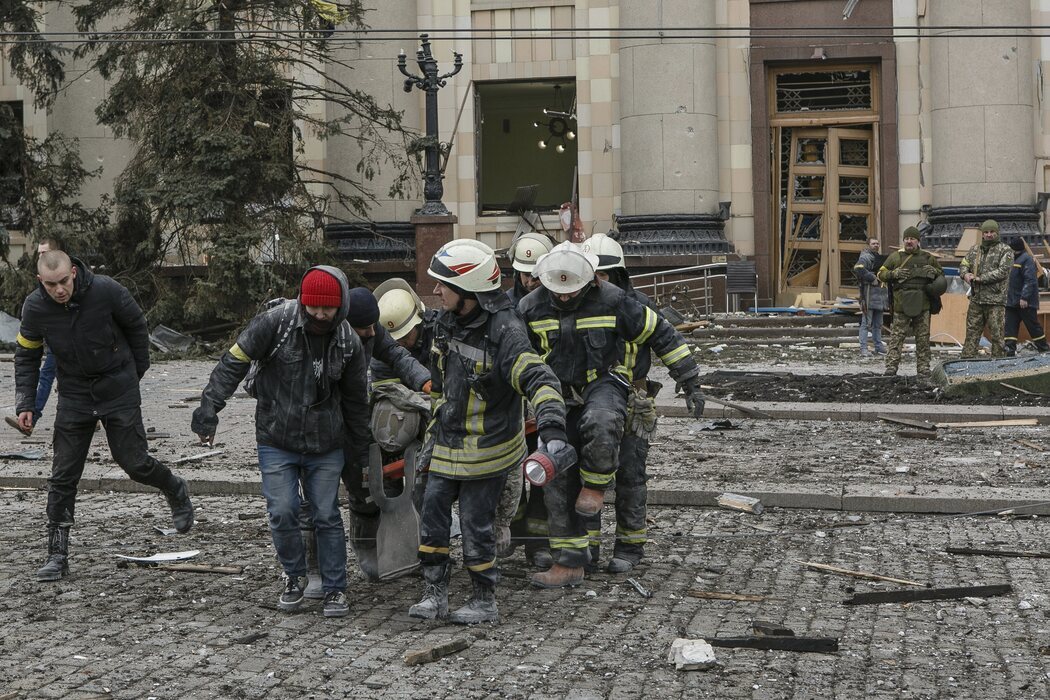 Rescatando heridos y víctimas tras el ataque ruso con misil a un edificio de la Administración de Járkov