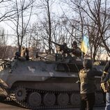 El ejército ucraniano con un vehículo blindado atravesando el puesto de control de Obolon, en Kiev