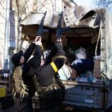 Voluntarios combatientes recogen suministros en Kiev