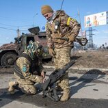 Soldados ucranianos con equipo militar para defender la ciudad de Járkov