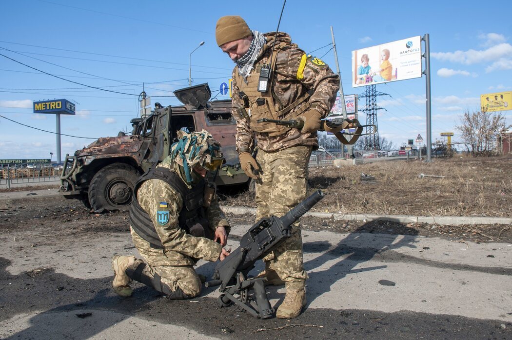 Soldados ucranianos con equipo militar para defender la ciudad de Járkov