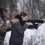 Un instructor entrena a una mujer para disparar con un rifle de asalto Kalashnikov