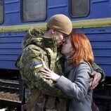 Pareja abraza despidiéndose en la estación de tren antes de huir de Ucrania