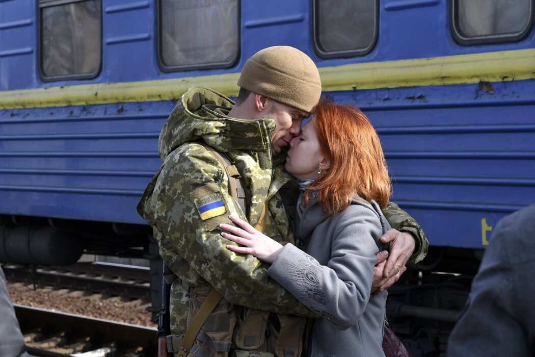 Pareja abraza despidiéndose en la estación de tren antes de huir de Ucrania