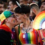 Una pareja se besa durante el Orgullo LGTBIQ+ de Madrid