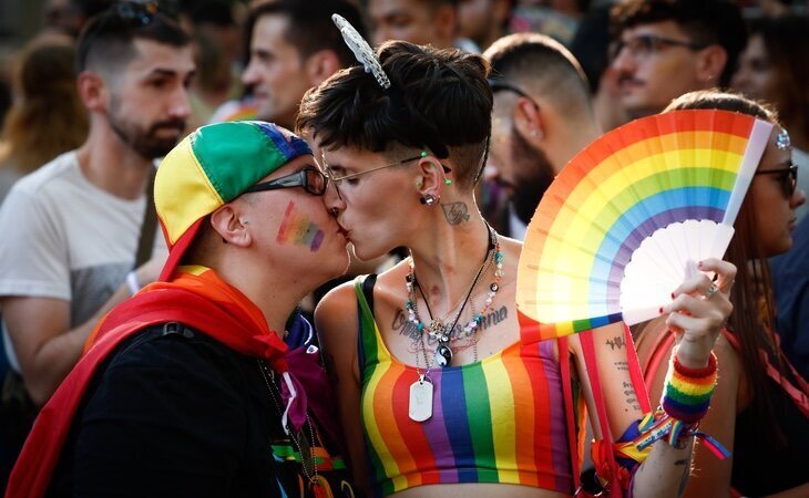 Una pareja se besa durante el Orgullo LGTBIQ+ de Madrid